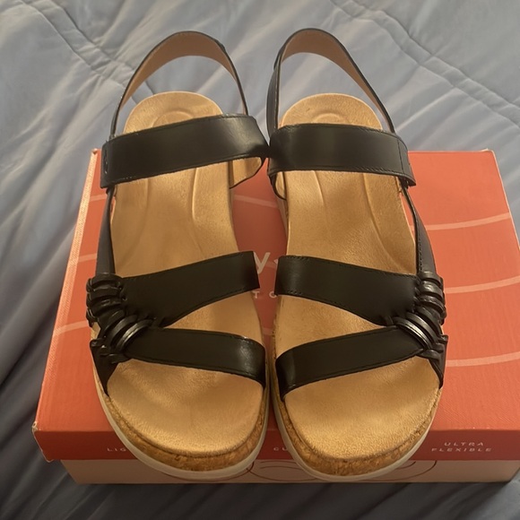 Easy Spirit Ilena Platform Sandals - Picture 3 of 5